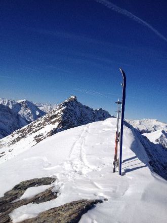 Sommet avec les Ecrins au loin