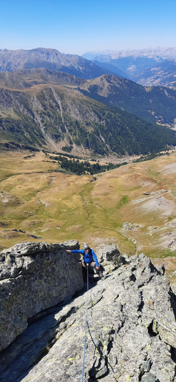 loin au dessus de la vallée