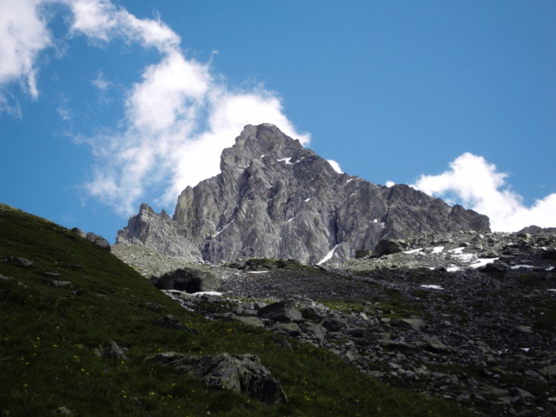 L'arête NE démarre a gauche