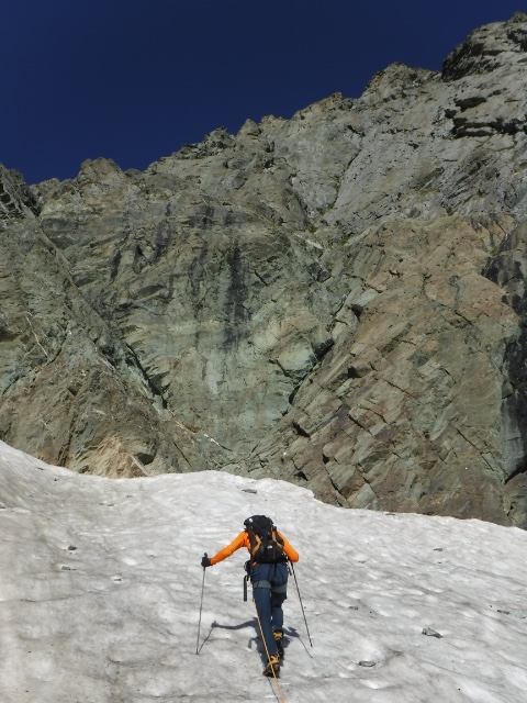 crampons parfois nécessaire pour accéder au pied des voies