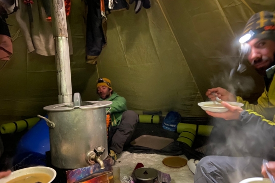 intérieur de la tente avec le poele