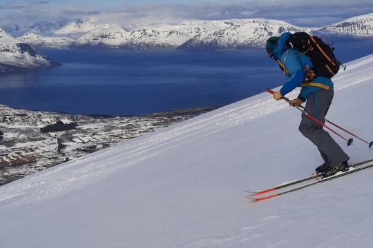 ski au dessus des fjords